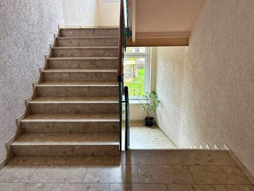 Treppenhaus - Etagenwohnung mit 86,00 m&sup2; in Chemnitz zum Kaufen