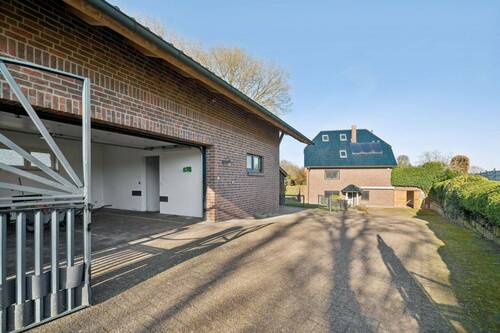 Auffahrt und Doppelgarage - 