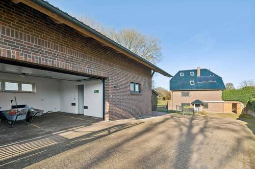 Garagenhaus mit E.-Tor - 