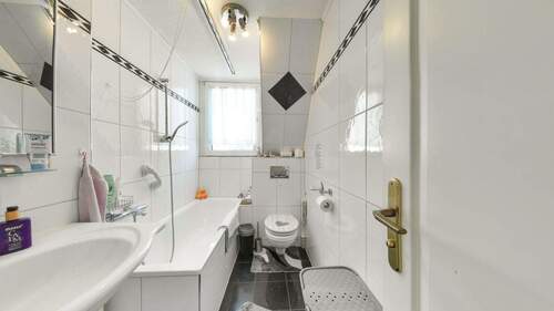 Badezimmer - Etagenwohnung mit 83,00 m&sup2; in Essen zum Kaufen