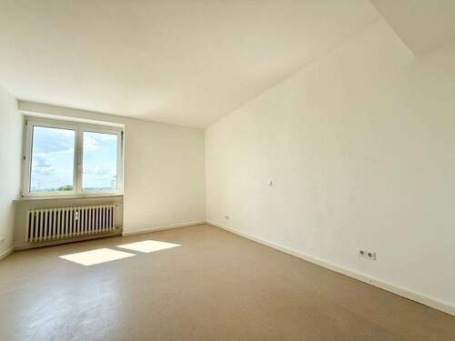 Freundliches Schlafzimmer vor Renovierung - 