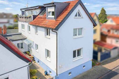 Luftbild Hauseingangsbereich - Ein Haus, das Komfort, Charakter & Familienleben vereint - in ruhiger Lage von Schöneck