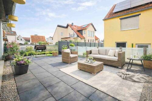 Terrasse (Möbel gestaged) - Mehrfamilienhaus, Wohnhaus mit 230,30 m&sup2; in Schöneck zum Kaufen