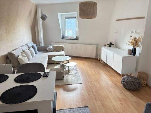 Wohnen I - Altbau - Charmant - Hell - Großzügig - 2 Räume - Küche - Wannenbad mit Fenster - zentrale Lage von MH-Saarn