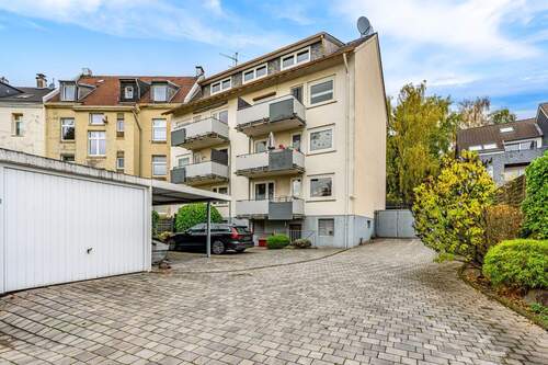 Hofansicht mit Garagen - 