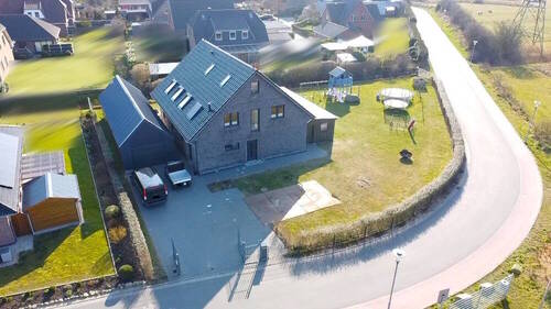Luftbild - Ihr modernes Familienparadies - Stilvolles Einfamilienhaus mit großzügigem Garten in Südlage