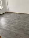 Wohnzimmer - großzügige 4-Zimmer Wohnung mit Fenster in allen Räumen, Mietergarten, Dachbodenkammer