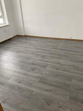 Wohnzimmer - großzügige 4-Zimmer Wohnung mit Fenster in allen Räumen, Mietergarten, Dachbodenkammer