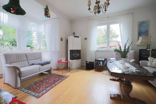Wohnzimmer mit Kamin - 4 Zimmer Einfamilienhaus in Hamburg