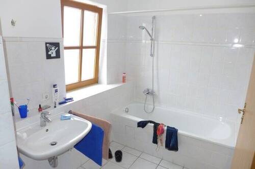 40a_Bad mit Fenster - Terrassenwohnung mit 73,50 m² in Leuna zum Kaufen