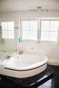 hochwertige Eckbadewanne 1.OG (1) - 