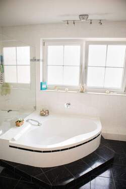hochwertige Eckbadewanne 1.OG (1) - 