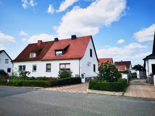 Straßenseite - Doppelhaushälfte in Bernsdorf - 150.000,00 EUR Kaufpreis, ca.  85,00 m² Wohnfläche