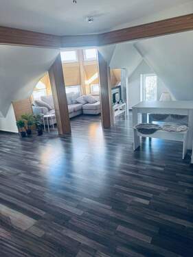 Wohnzimmer - *** Schöne 2-Raum-Dachgeschosswohnung in Neukirchen ***