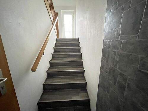 Treppenaufgang - 2 Zimmer Etagenwohnung zur Miete in Neukirchen/Erzgebirge