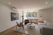 Wohnzimmer - Modern wohnen in München: Renovierte 3-Zimmer-Wohnung mit Balkon, Küche & Aufzug