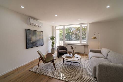 Wohnzimmer - Modern wohnen in München: Renovierte 3-Zimmer-Wohnung mit Balkon, Küche & Aufzug