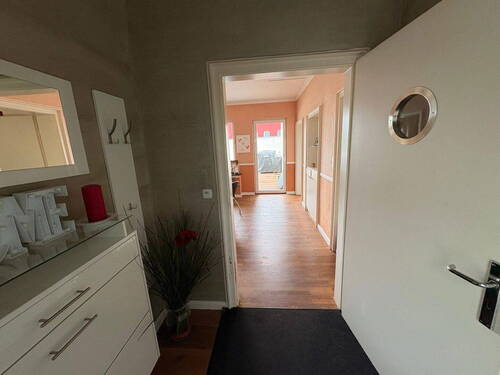 Blick von Haustür zur Diele - 