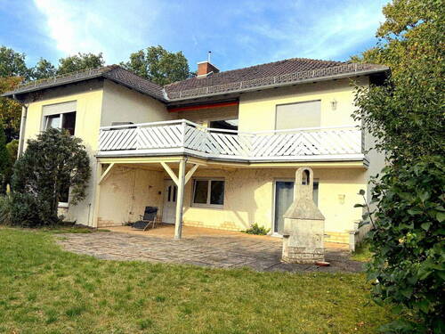 Ansicht von Süwesten - Seltene Gelegenheit: Großzügiges, freistehendes Ein-Zweifamilienhaus mit Balkon und Terrasse