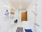 Bad mit Badewanne - 