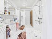 Bad mit Dusche - 