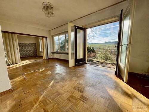 EG: Wohnzimmer mit atemberaubendem Blick - 6 Zimmer Einfamilienhaus in Rudolstadt