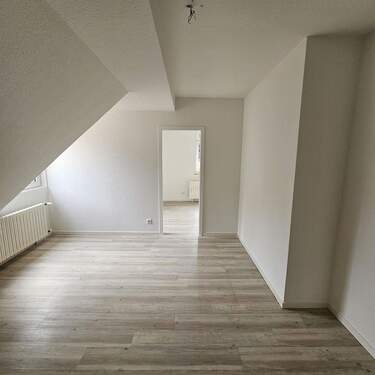 Wohnzimmer 1 - Sehr schöne renovierte Dachgeschoss Wohnung in Duisburg zu vermieten