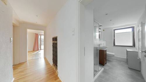 Flurbereich im EG mit Blick zum Duschbad - 6 Zimmer Einfamilienhaus in Billigheim