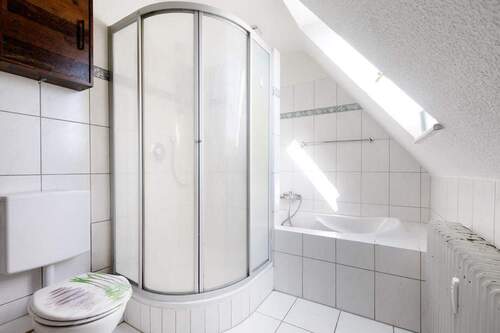 Badezimmer mit Fenster - 