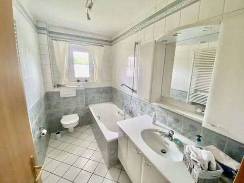 Badezimmer Whg. 1 - Mehrfamilienhaus, Wohnhaus mit 267,70 m&sup2; in Rosengarten zum Kaufen
