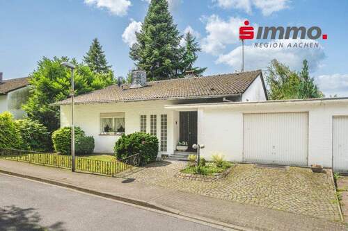 Titelbild - Freistehendes Einfamilienhaus mit traumhaftem Grundstück und Garage in Aachen-Vaalserquartier