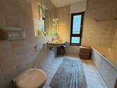 Badezimmer mit Doppelwaschbecken.jpeg - 