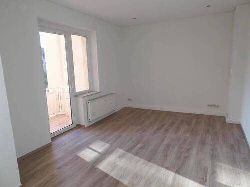Wohnen - Wohnung mit edler Ausstattung: Balkon, Design-Fußboden, viereckiger Waschtisch, Deckenspots uvm..