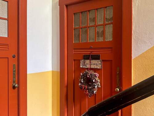 Titelbild - Vermietete 2-Zimmer-Altbauwohnung in Steglitz - mit sonnigem Balkon und Entwicklungspotenzial