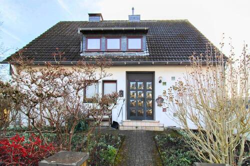 Hausansicht - Viel Platz, viele Möglichkeiten: Zweifamilienhaus mit Garten, Wintergarten & Mieteinnahmen!