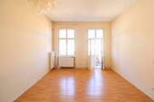 Wohnzimmer mit Balkon - Charmante 2-Zimmer-Altbauwohnung mit großem Balkon im schönen Berlin-Steglitz