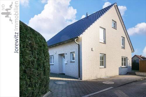 003 - Eingangsansicht - 4 Zimmer Einfamilienhaus in Bielefeld