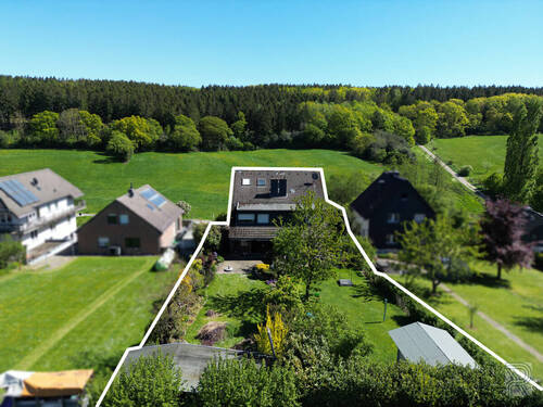 Gartenansicht - Einfamilienhaus mit Einliegerwohnung, großzügigem Garten und tollem Blick ins Grüne