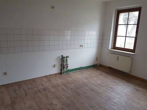 Küche mit Balkontür zum Garten - 2 Zimmer Etagenwohnung in Flöha