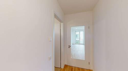 Flur / Tür mit Glasausschnitt - 