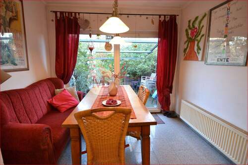 Essbereich mit Blick zum Garten - Urgemütliches Reihenmittelhaus mit Charme und Kaminofen in beliebter Lage