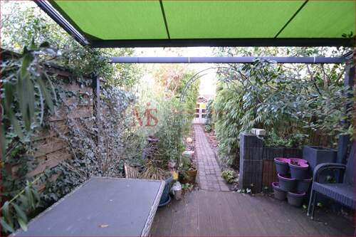 Terrasse mit Blick in den Garten.JPG - 