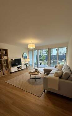 Wohnzimmer - digital gestaged - Modernes Wohnen im Erstbezug: 3 Zimmer, Einbauküche, eigener Garten und Tiefgaragenstellplatz