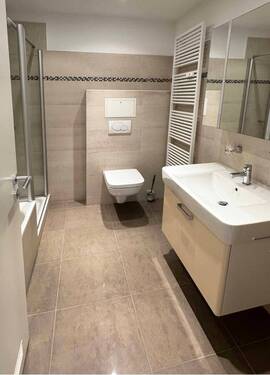 Bad mit Wanne u. Dusche - 