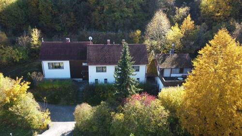 Von der Natur umgeben - Sanierungsbedürftiges Wohnhaus mit Nebengebäuden + land- und forstwirtschaftlicher Fläche in Kastl