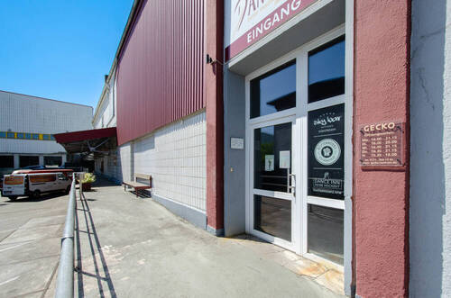 Eingang mit Rampe - Halle in Hattingen zur Miete