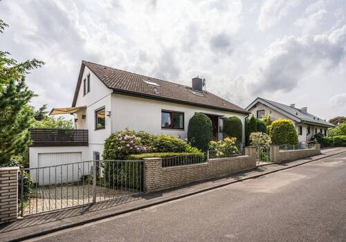 Ansicht von der Straße - Einfamilienhaus mit 277,00 m&sup2; in Schlangenbad zum Kaufen