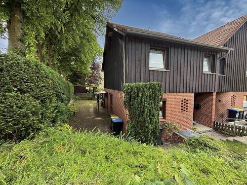 Hauseingangs-und Giebelseite - 5 Zimmer Reihenendhaus zum Kaufen in Garbsen
