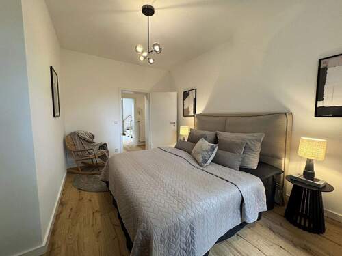 Schlafzimmer, Blick zu Flur - 