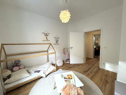 Zimmer, Blick zu Flur - 